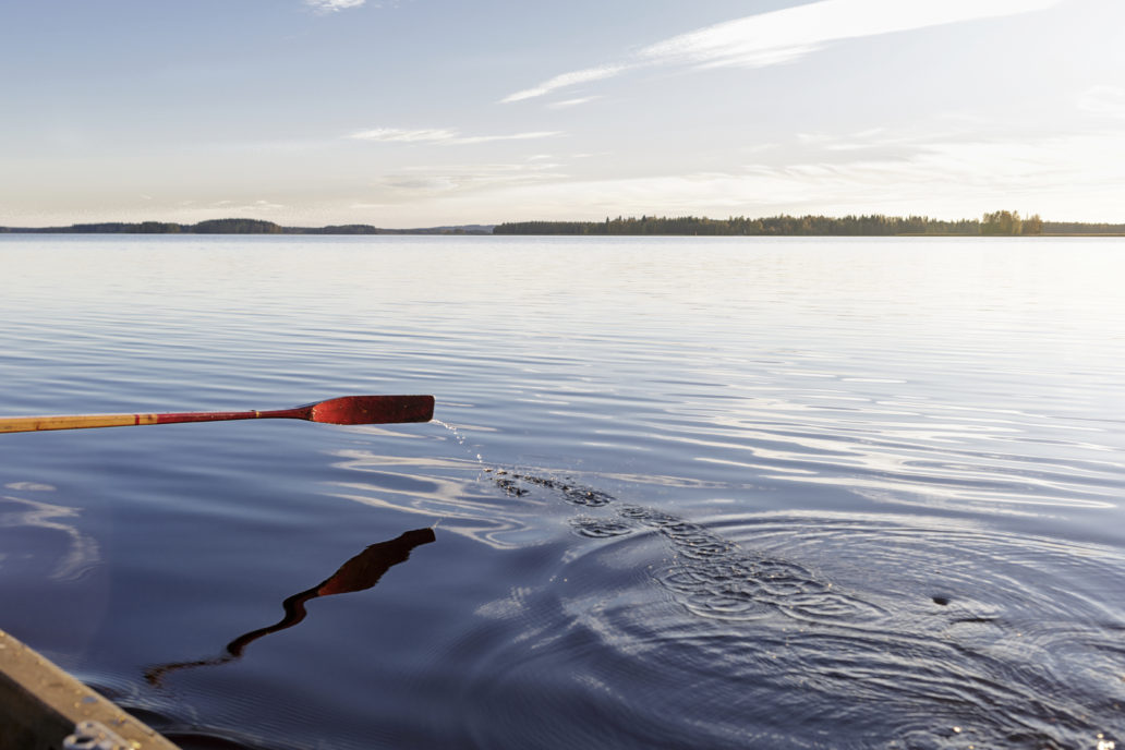 A peaceful lake scenery and a paddle.