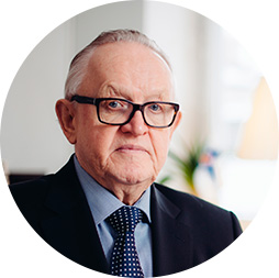 Portrait of Martti Ahtisaari looking straight to the camera. 